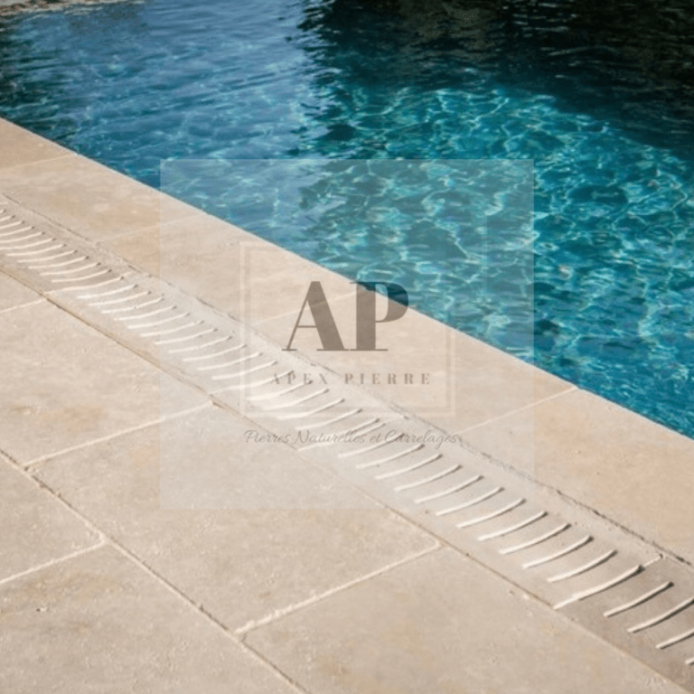 Lire la suite à propos de l’article Pourquoi choisir des caniveaux en travertin pour vos terrasses et piscines?