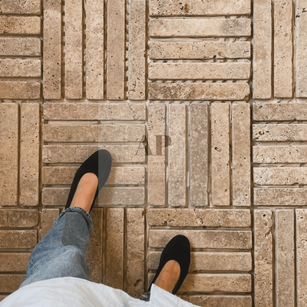 You are currently viewing Le Travertin Supporte-t-il l’Humidité ? (Guide Complet + Conseils d’Expert)