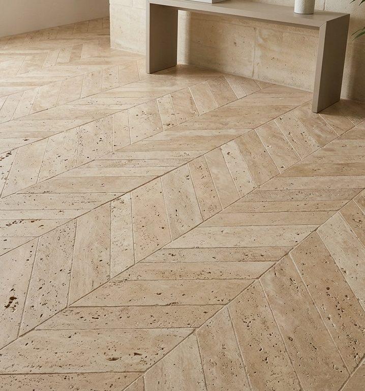 Travertin en point de Hongrie beige nuancé posé au sol